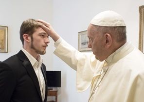 En lien avec l’Église universelle<br><i>Le père d’Alfie Evans demande son aide au pape François </i>