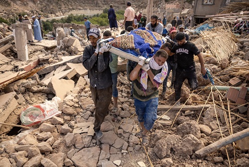 Des-personnes-portent-les-restes-d-une-victime-du-seisme-meurtrier-de-magnitude-6-8-du-8-septembre-dans-le-village-d-Imi-N-Tala-pres-d-Amizmiz-au-centre-du-Maroc-le-10-septembre-2023-1704097.jpg